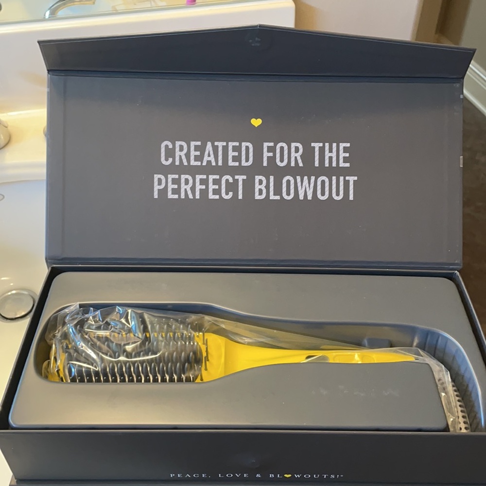 DRYBAR BRUSH CRUSH BRAND NEW